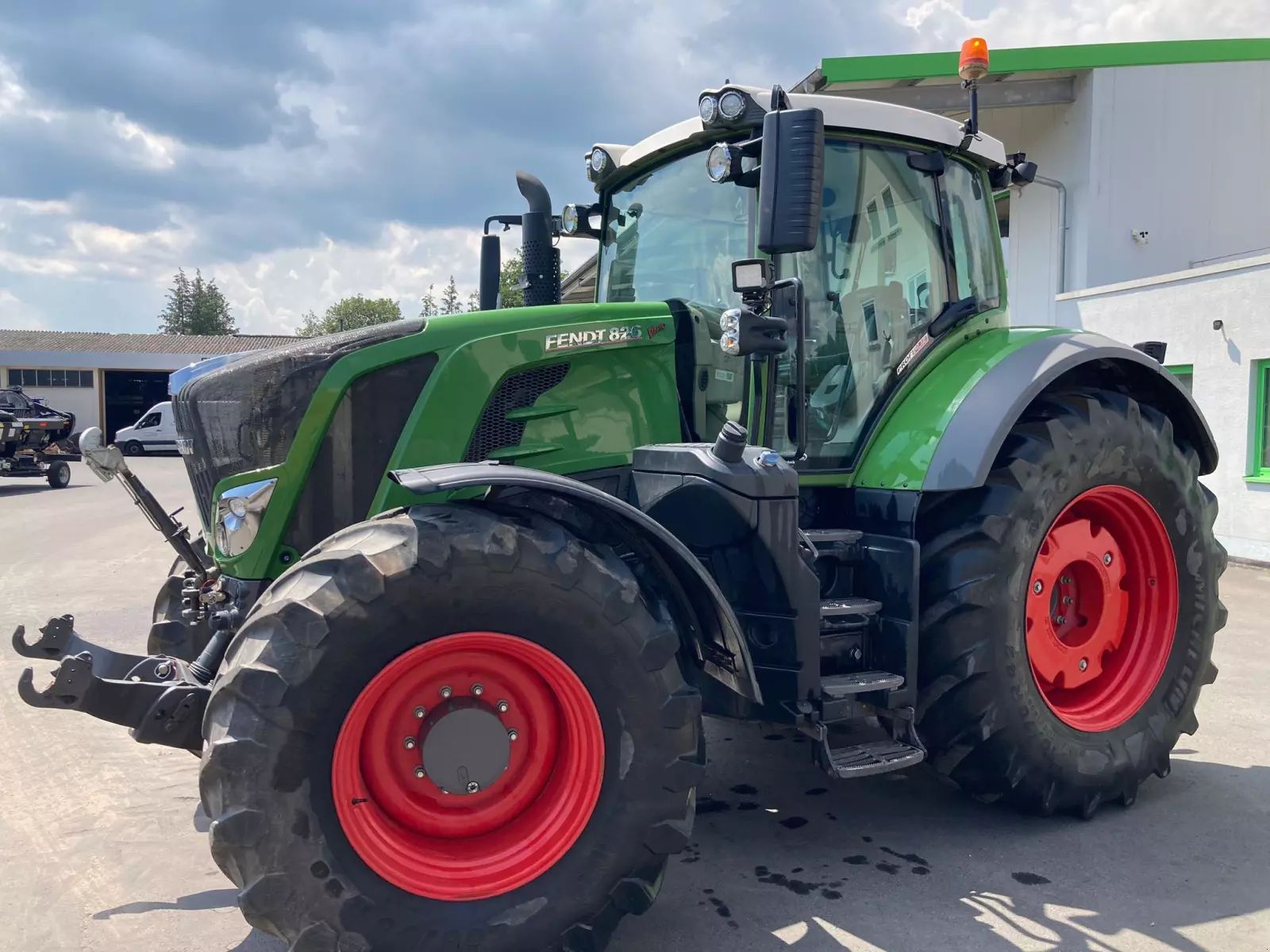 E-FARM: Fendt 826 Vario ProfiPlus - Tractor - id IADSQJK - 112.000 EUR - Anul: 2017 - Citeste ore: 5.645,Muterea motorului: 265,Germania
