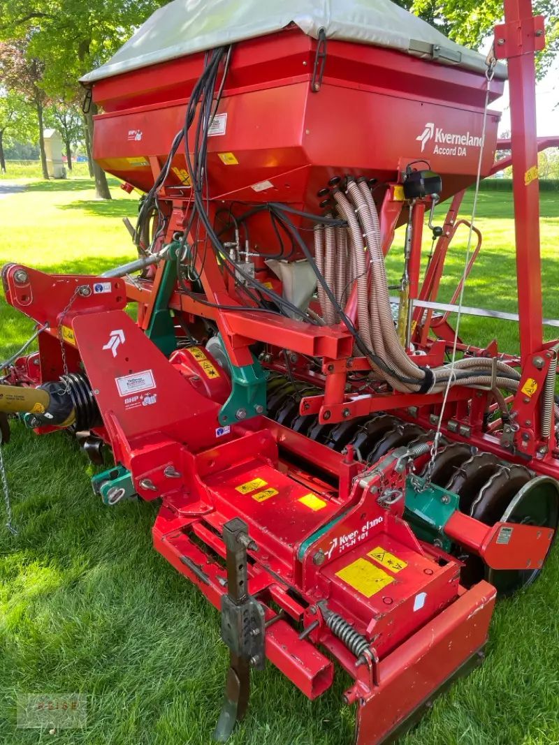 E-FARM: Accord ng-h 301 & da 3 meter - Vetőgép kombináció - id I5CPUZD - 16 807 EUR - Gyártási év: 2013 - Németország