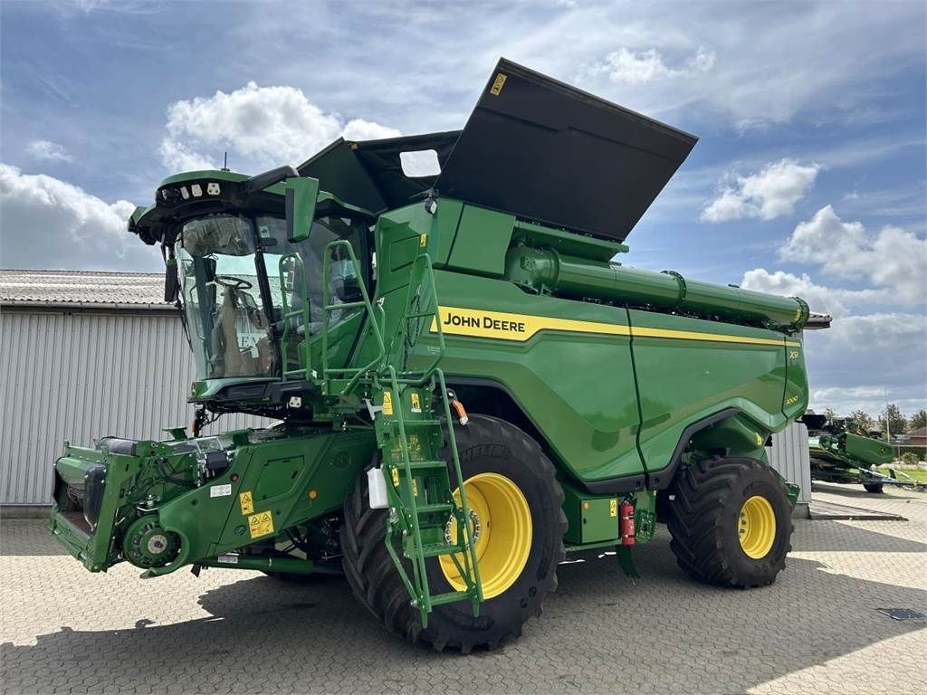 E-FARM: John Deere X9 1000 - Combine harvester - id TXUVY8R - €616,385 - Year of construction: 2023 - Denmark