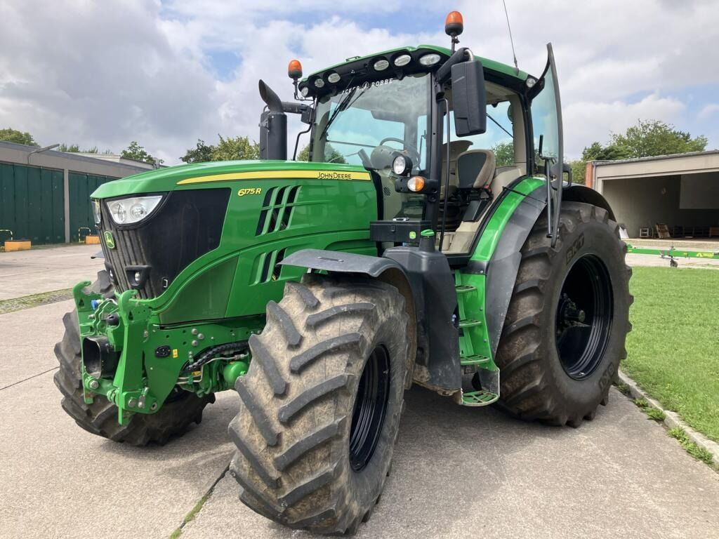 E-FARM: John Deere 6215 R - Tractor - id TXL6WMM - €118,000 - Year of construction: 2015 - Engine hours: 5,713,Engine power (HP): 259,Germany