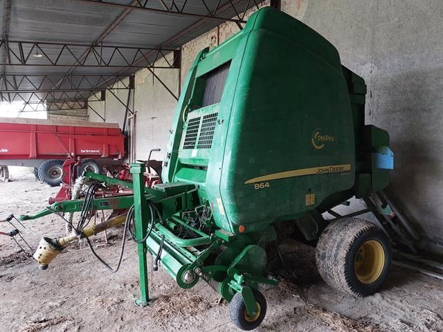 E-FARM: John Deere 864 - Baler - id Y4M73FZ - €16,000 - Year of construction: 2016 - Total number of bales produced: 23,353,France