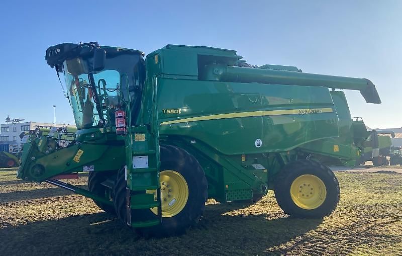 E-FARM: John Deere T550 - Moissoneuse-batteuse - id LHNVRZS - Année: 2020 - Lecture du nombre d'heure: 325,Puissance du moteur (chevaux): 305,Allemagne