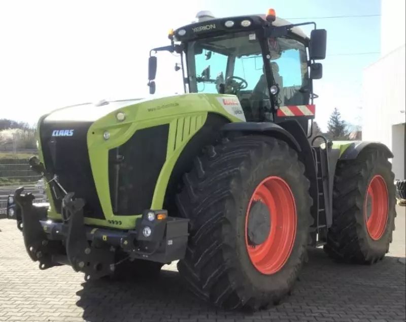 Claas Xerion 5000 TRAC VC Traktor 325.000 €