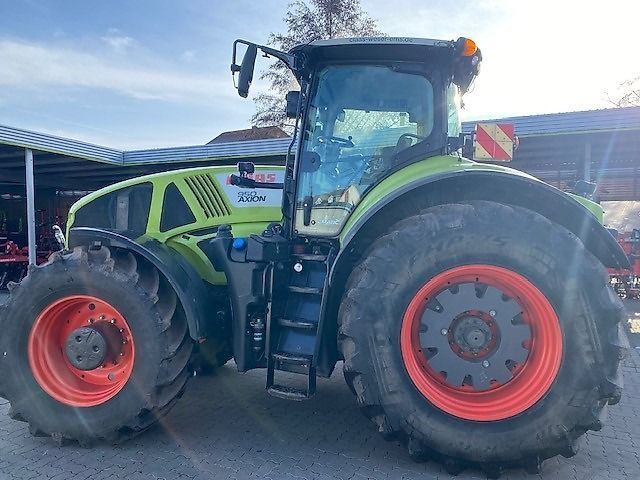 Claas Axion 950 Tractor €102,000