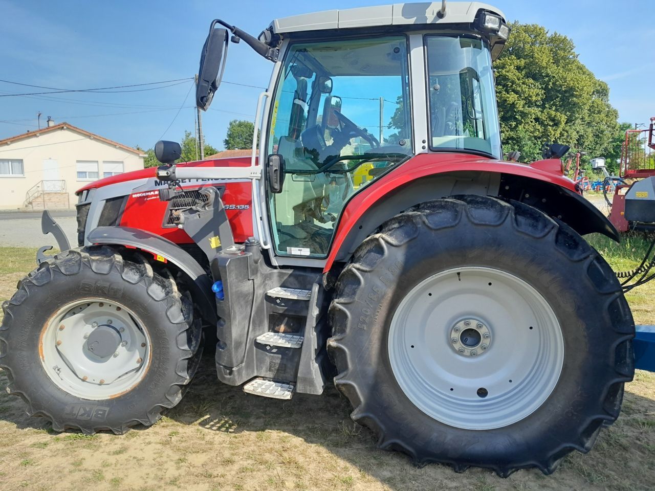 E-FARM: Massey Ferguson 6S.135 - Traktor - id 9WH8WEJ - 95 000 € - Rok produkcji: 2022 - Motogodziny: 3100,Moc silnika: 135,Francja