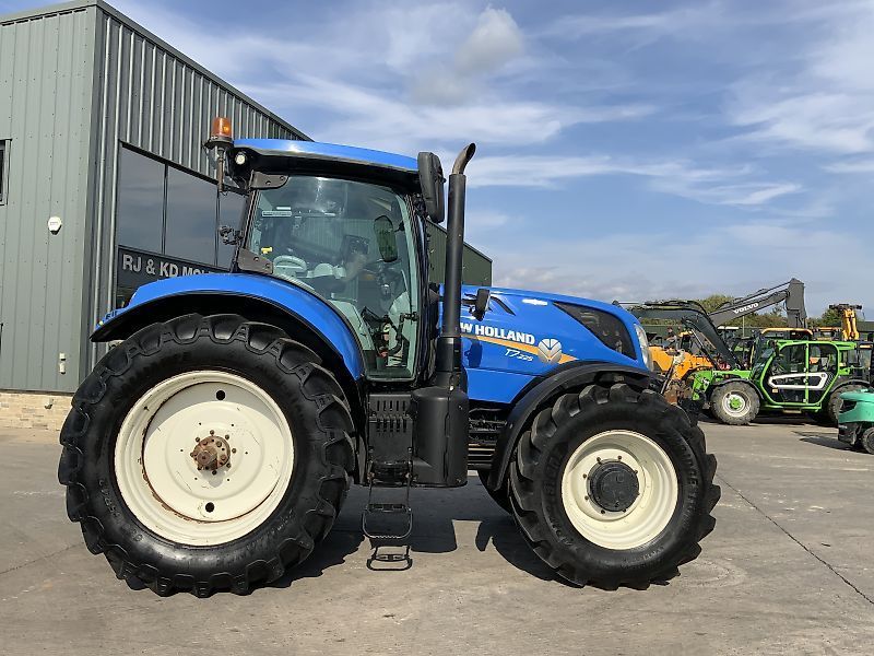 E-FARM: New Holland T7.225 - Tractor - id 342FZCS - €45,840 - Year of construction: 2016 - Engine hours: 9,428,United Kingdom