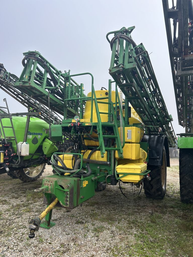 E-FARM: John Deere 840 i - Pulverizador - id JIPXSJL - 19.000 € - Año: 2011 - Francia