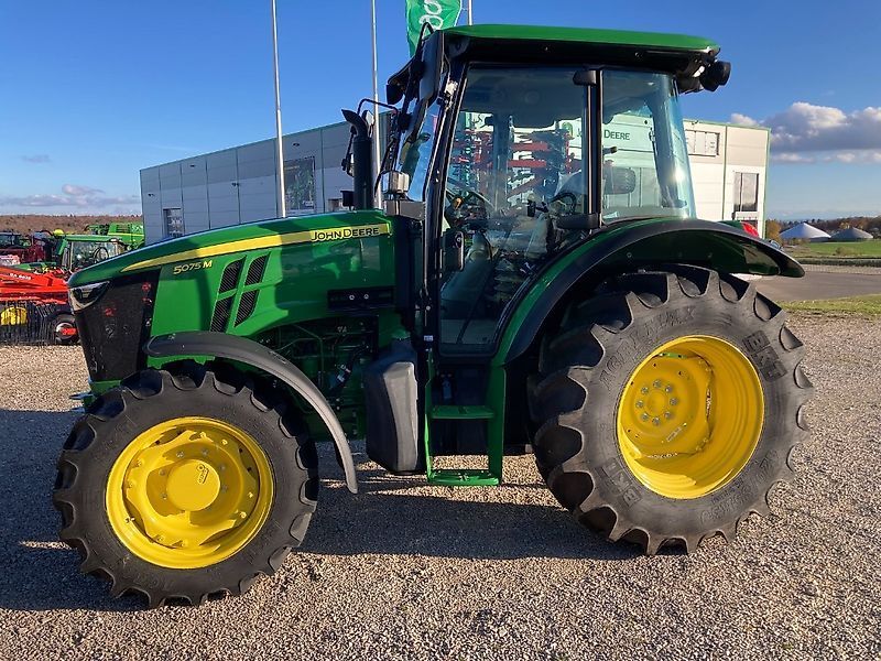 E-FARM: John Deere 5075 M - Traktor - id TCHSULY - 49.999 € - Baujahr: 2023 - Abgelesene Motorstunden: 5,Motorleistung (PS): 75,Deutschland