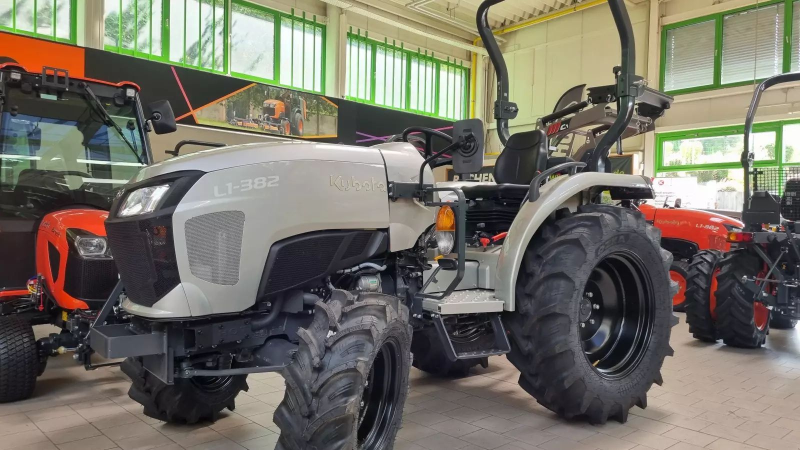E-FARM: Kubota l1-382 ab 0,99% - Tractor - id 36XSSUE - 20.500 EUR - Anul: 2025 - Citeste ore: 1,Muterea motorului: 38,Germania