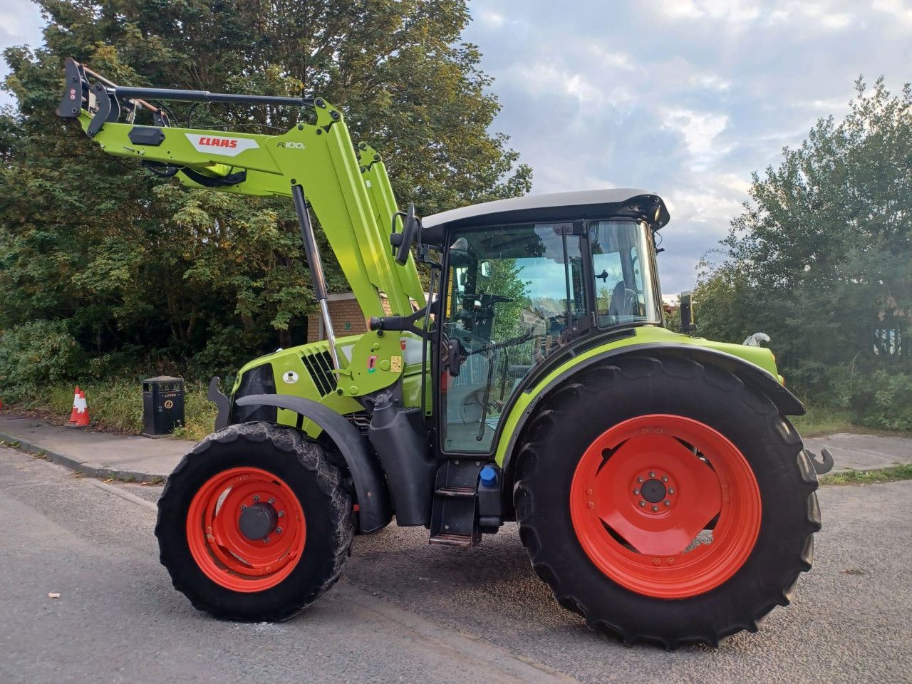 E-FARM: Claas Arion 420 - Tractor - id JCFBWSJ - €49,050 - Year of construction: 2018 - Engine hours: 3,800,Engine power (HP): 102,United Kingdom