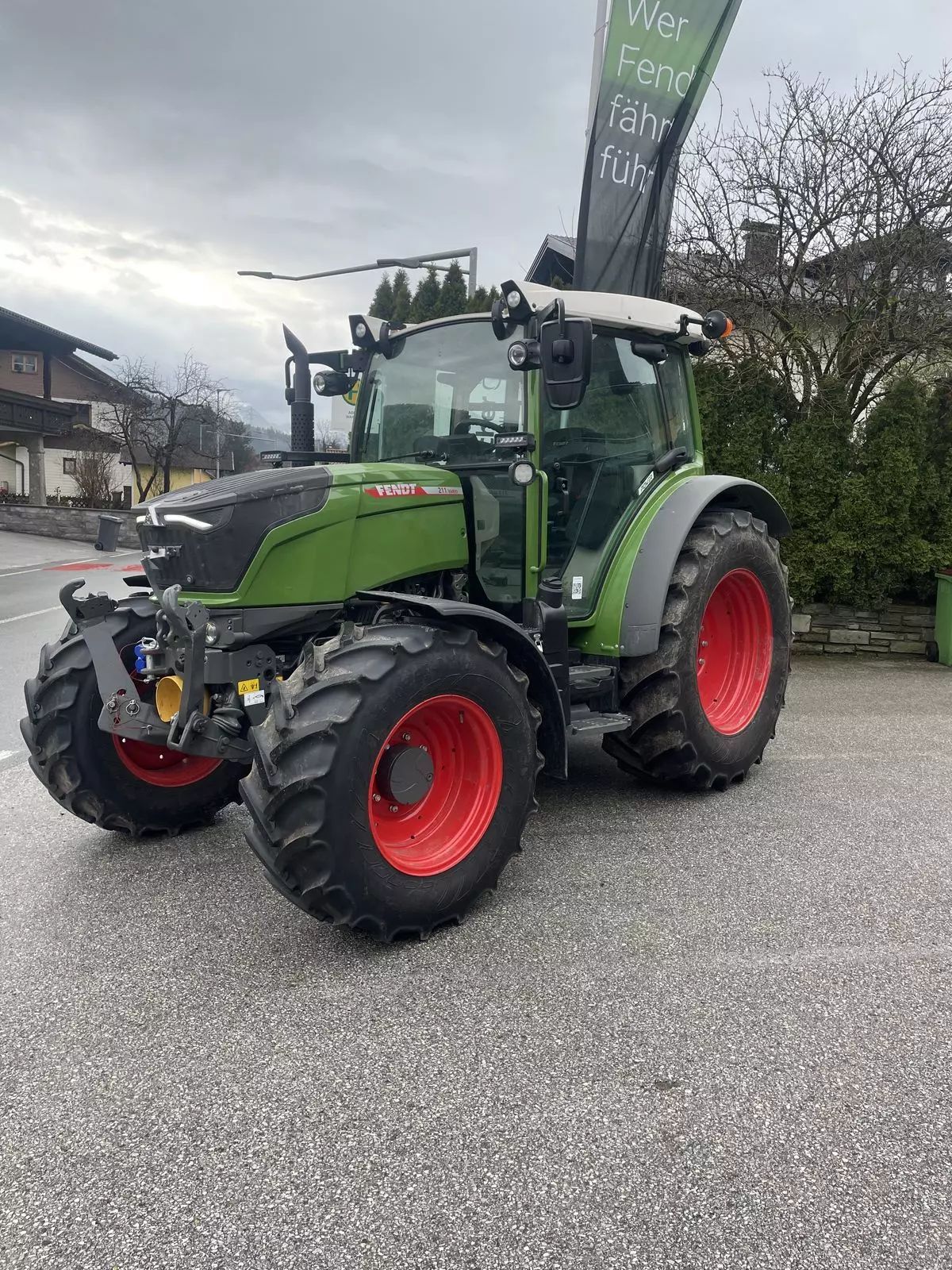 Fendt 211 Vario Tractor 100.885 EUR