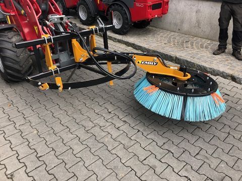 E-FARM: emily corner sweep eckenbürste - Equipos para la cría de animales - id V7IM3A6 - 2159 € - Año: 2020 - Austria