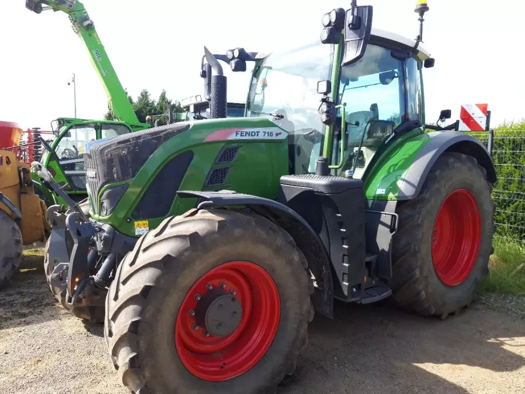 E-FARM: Fendt 716 Vario - Tracteur - id RXGLTJU - 125 000 € - Année: 2020 - Lecture du nombre d'heure: 2 200,Puissance du moteur (chevaux): 160,France
