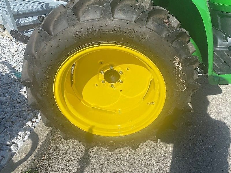E-FARM: John Deere kompakttraktor - Traktor - id PCRJ6DD - 22.417 € - Produktionsår: 2022 - Motortimer: 1,Motoreffekt (HP): 25,Østrig