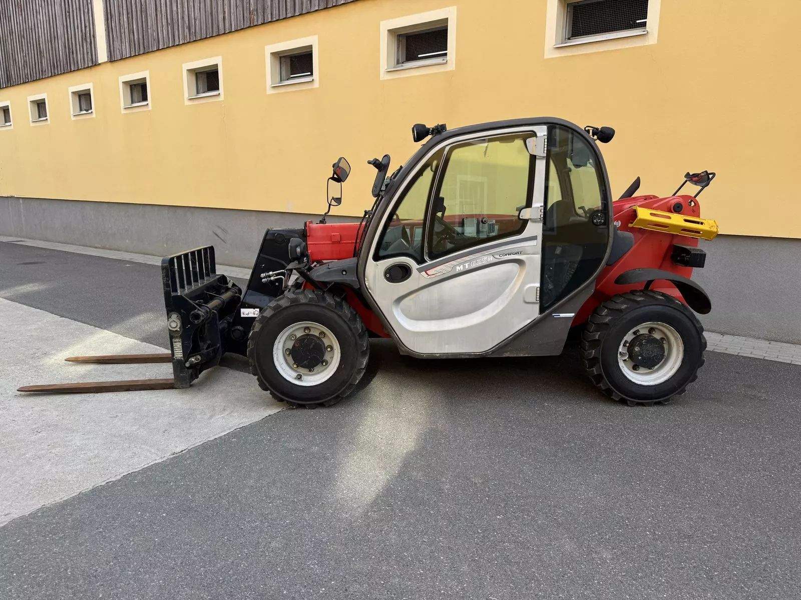 E-FARM: Manitou mt625 h - Chargeur télescopique  - id TPPDZG6 - 38 000 € - Année: 2014 - Lecture du nombre d'heure: 3 350,Puissance du moteur (chevaux): 75,Autriche