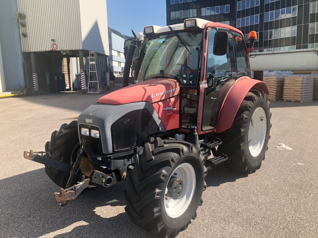 E-FARM: Lindner geotrac 93 dt - Tractor - id HL72BJS - €37,000 - Year of construction: 2006 - Engine hours: 5,050,Engine power (HP): 91,Italy