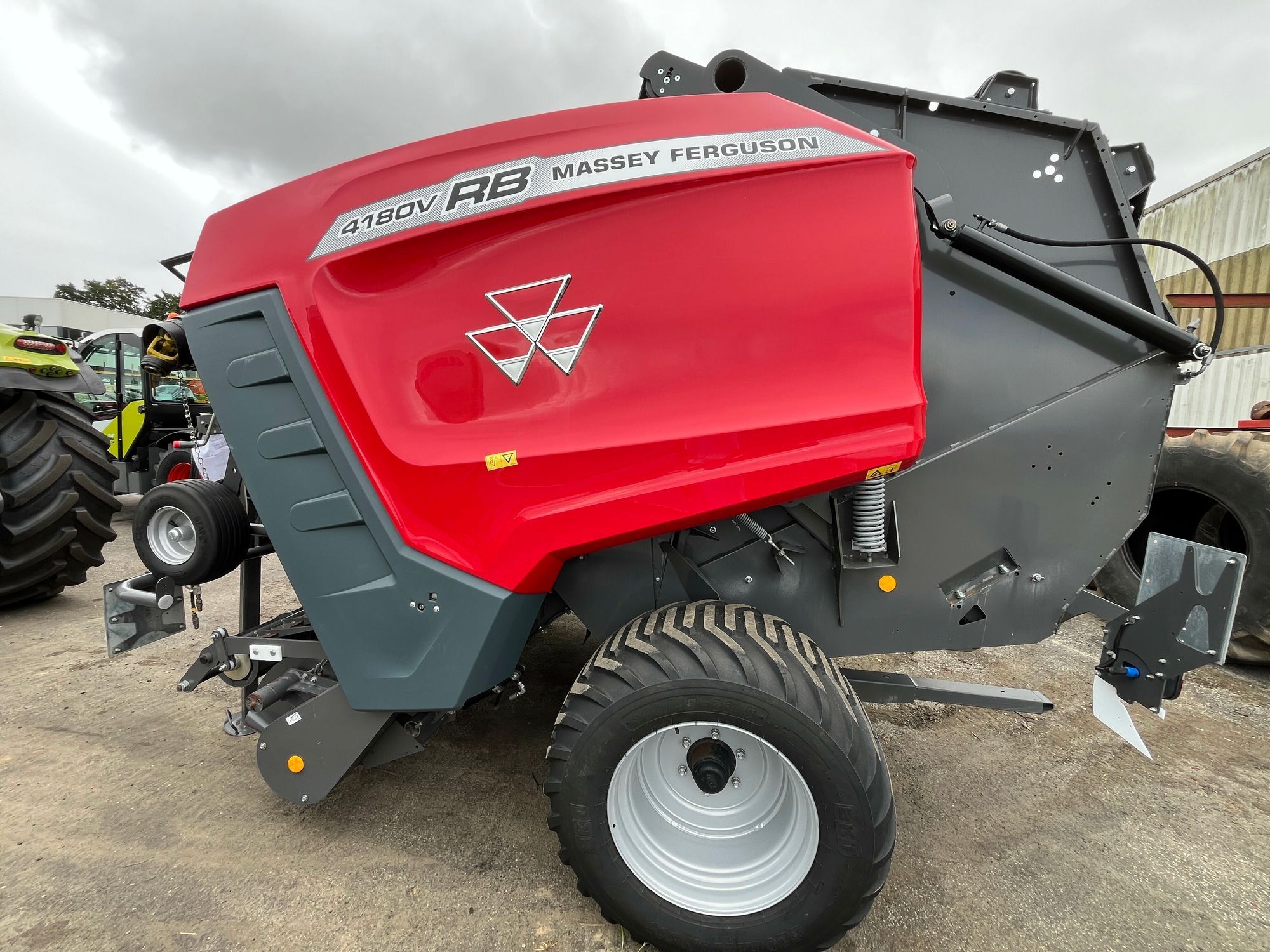 E-FARM: Massey Ferguson RB 4180V Xtra - Ballepresser - id 96CYWPL - 33.000 € - Produktionsår: 2021 - Samlet antal producerede baller: 1.500,Frankrig