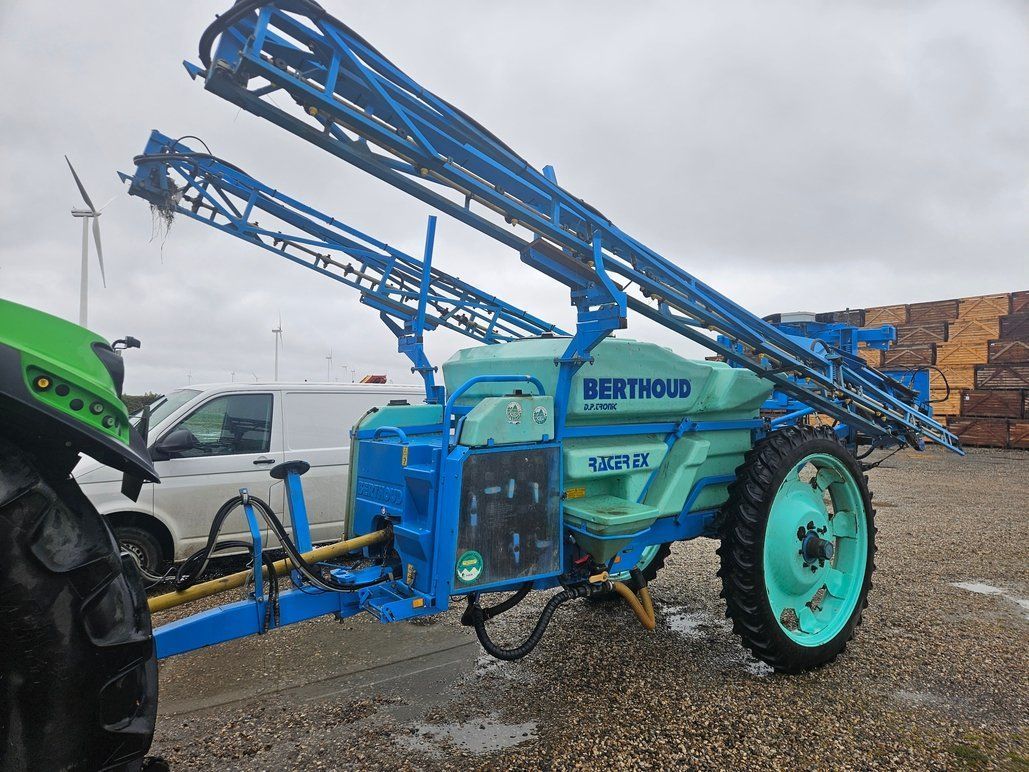 E-FARM: Berthoud racer ex-s dp tronic - Postřikovač - id VVSH6JW - 8 500 € - Rok výroby: 2001 - Francie