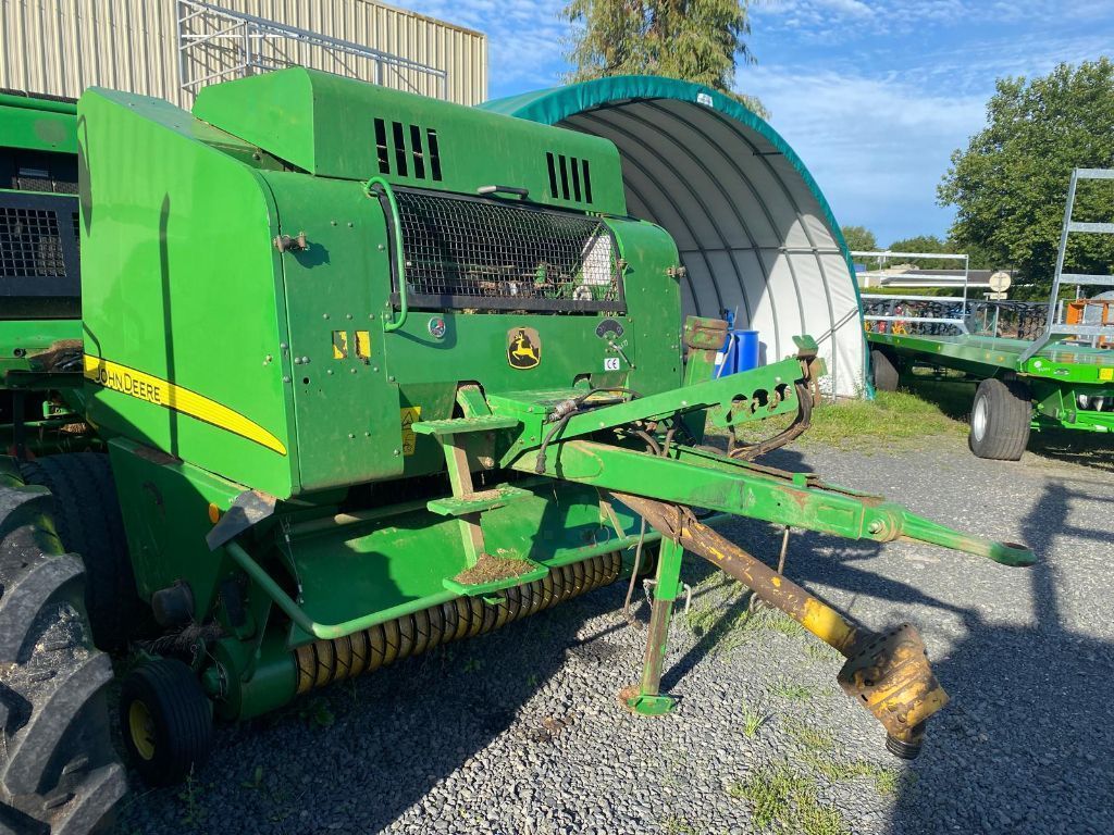E-FARM: John Deere 568 - Presă de balotat - id ZKT1ZQK - 9.300 EUR - Anul: 2006 - Numărul total de baloți produși: 16.000,Franța