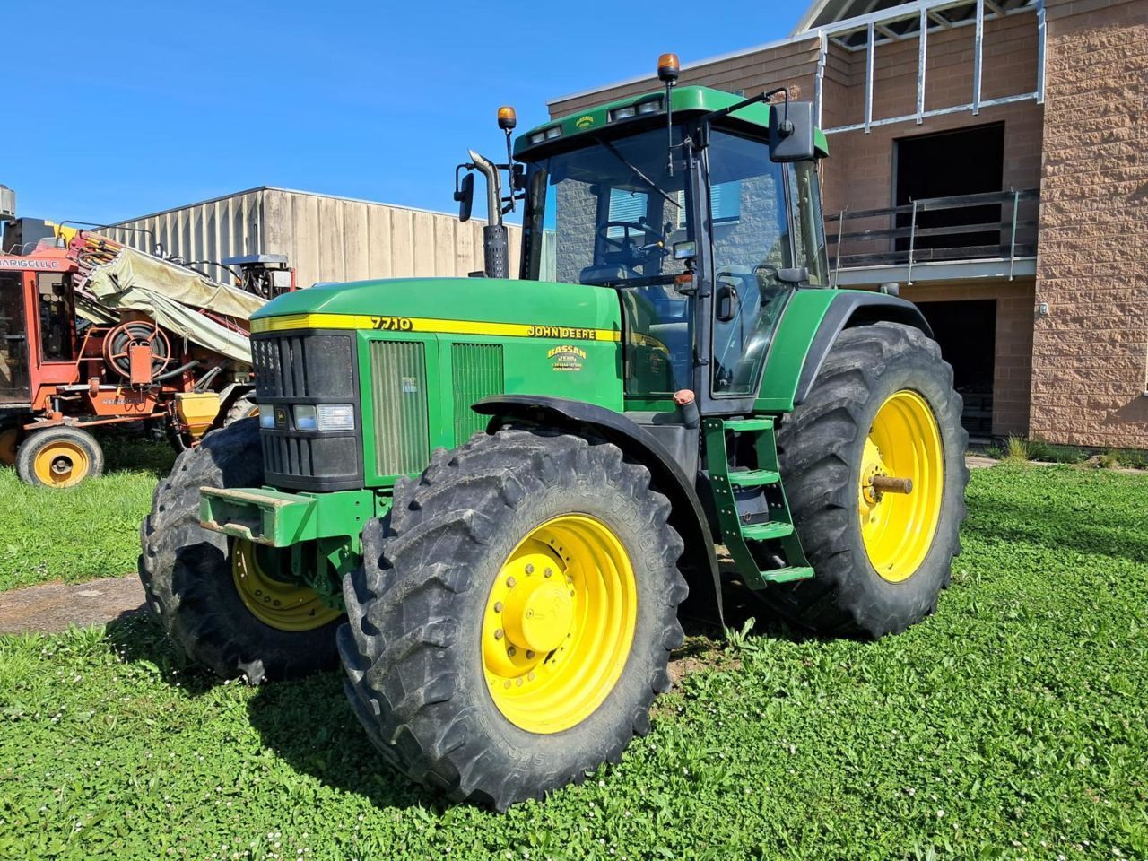 E-FARM: John Deere 7710 - Trattore - id AK9SCZB - 45.000 € - Anno di costruzione: 2003 - Ore: 7.650,Potenza del motore: 176,Italia