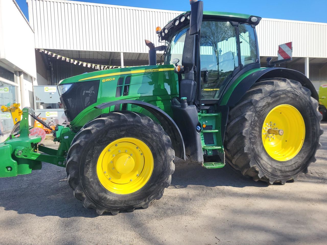 John Deere 6250 R Tractor 135.000 €