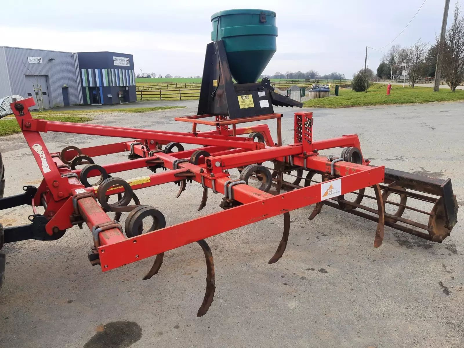 E-FARM: Quivogne cl 35 - Cultivador - id MF3LXEY - 3500 € - Año: 2004 - Francia