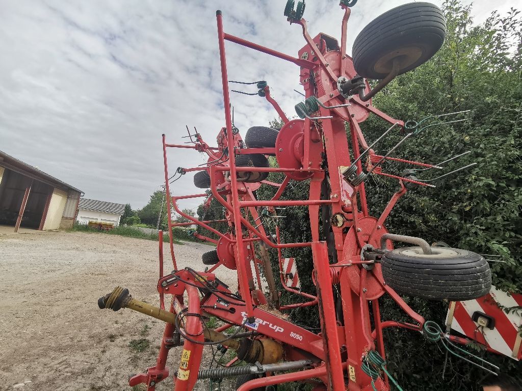 E-FARM: Kverneland taarup 8090 - Faneuse - id HXPMJAA - 5 500 € - Année: 2009 - France