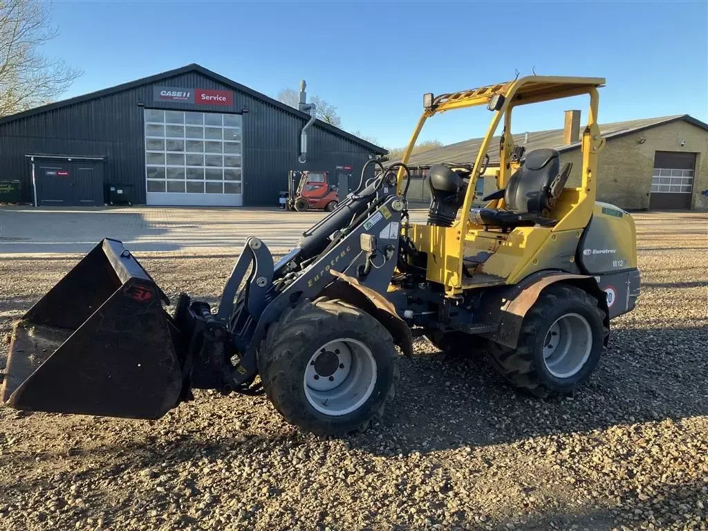 E-FARM: Eurotrac w12-f skovl og pallegaffel - Gummiged - id TB4VCB3 - Produktionsår: 2022 - Motoreffekt (HP): 36,Danmark