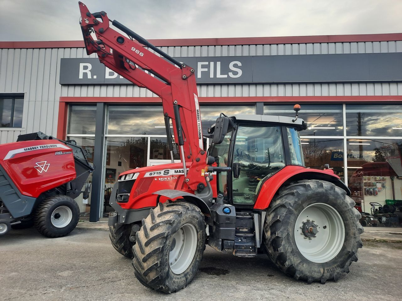 E-FARM: Massey Ferguson 6715S Dyna-6 - Tracteur - id SDQA3X9 - 77 000 € - Année: 2018 - Lecture du nombre d'heure: 4 121,Puissance du moteur (chevaux): 150,France