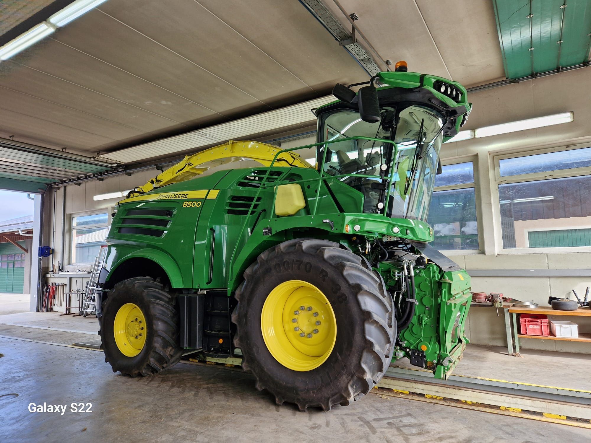 E-FARM: John Deere 8500 - Feldhäcksler (selbstfahrend) - id 9Q4SQQE - 294.917 € - Baujahr: 2022 - Abgelesene Motorstunden: 635,Motorleistung (PS): 585,Österreich