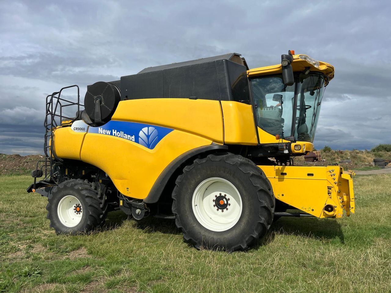 E-FARM: New Holland CR 9060 Elevation - Cosechadora - id 6PBRQKE - 80.394 € - Año: 2011 - Horas: 2713,Potencia del motor: 416,Reino Unido
