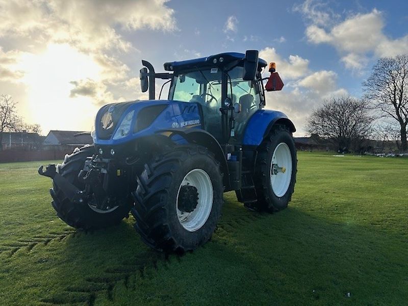 New Holland T7.215 S Traktori 140 401 €