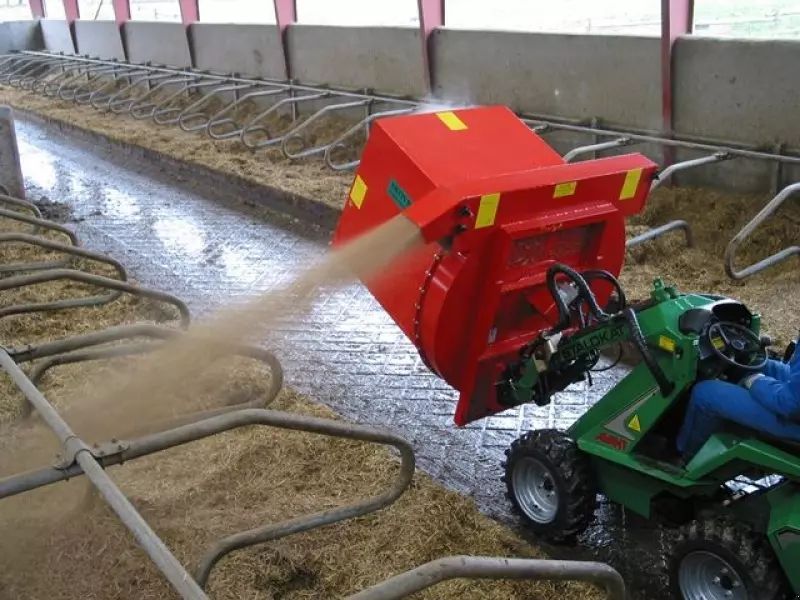 E-FARM: sonstige skovbo 90x120 jbt - Silage cutter and feeder - id WLJTXQ2 - €8,800 - Year of construction: 2023 - France