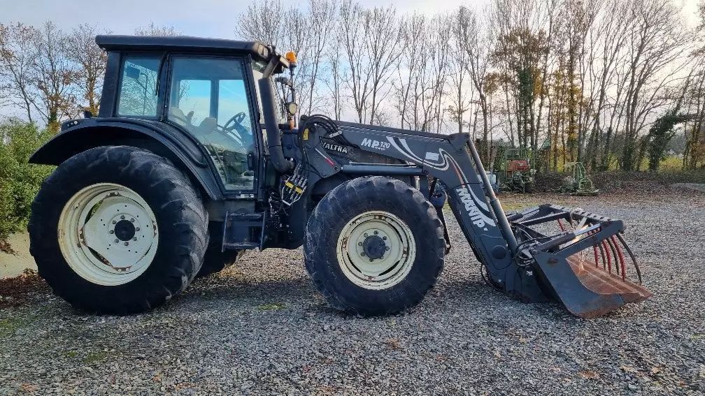 E-FARM: Valtra N121 - Tractor - id RVG9CPP - €39,500 - Year of construction: 2011 - Engine hours: 7,100,Engine power (HP): 120,France