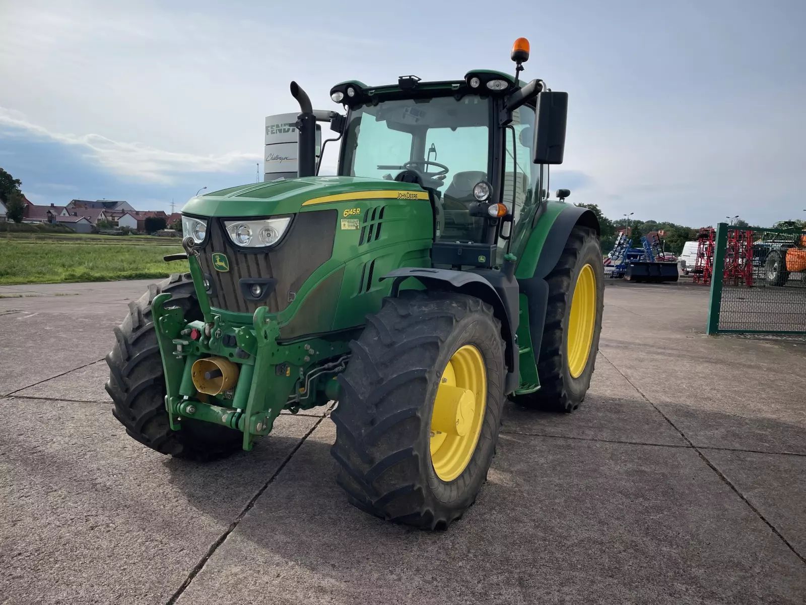 E-FARM: John Deere 6145 R - Traktor - id 398XXLV - 78.000 € - Baujahr: 2017 - Abgelesene Motorstunden: 5.440,Motorleistung (PS): 145,Deutschland