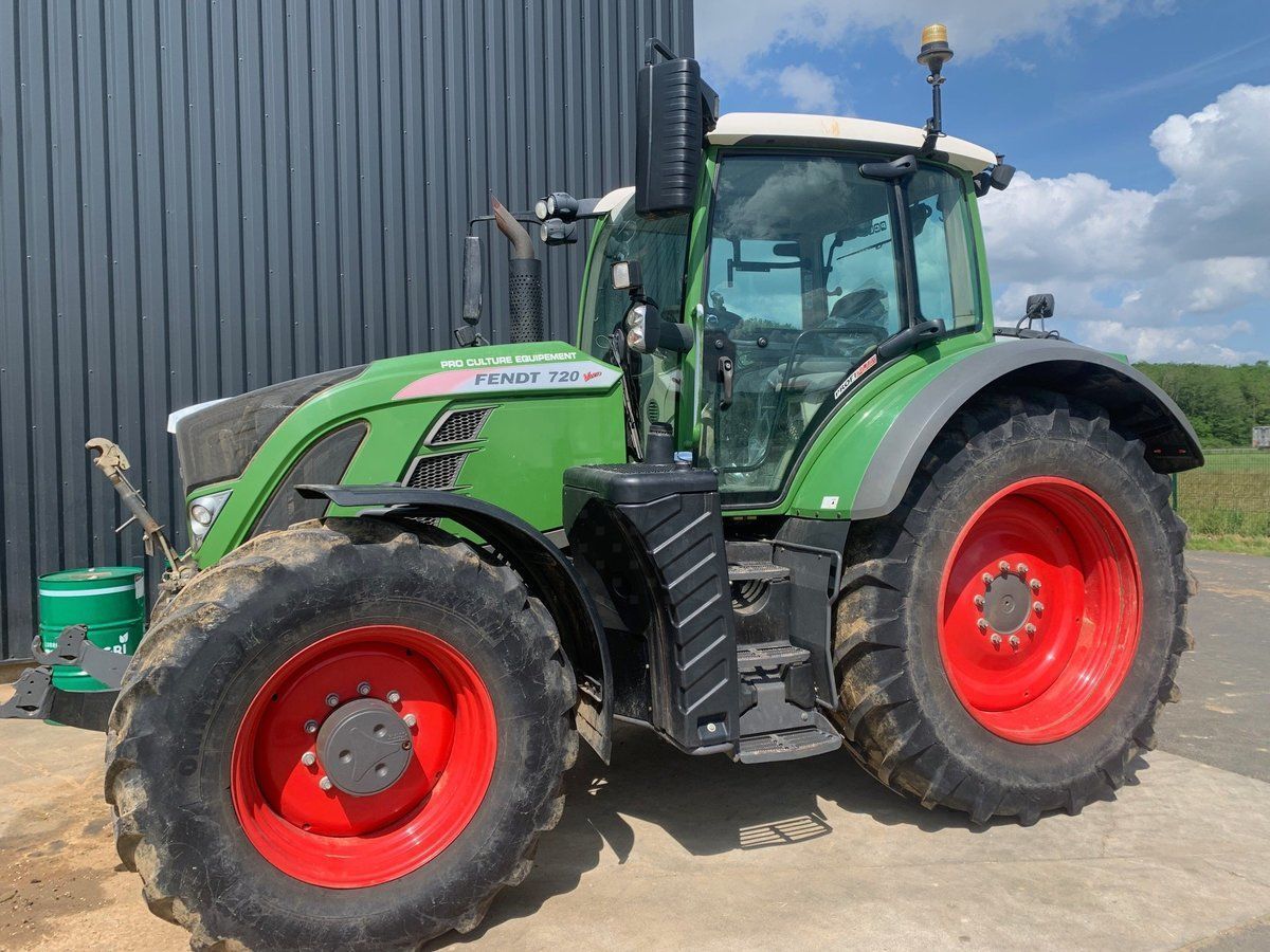 E-FARM: Fendt 720 Vario - Tractor - id DQFEM4N - €102,000 - Year of construction: 2017 - Engine hours: 6,650,Engine power (HP): 200,France