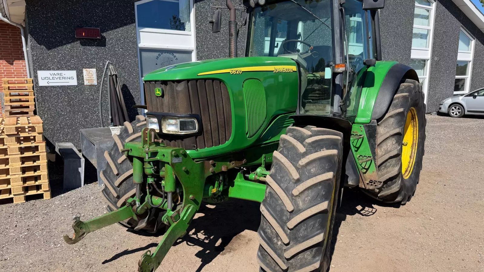 John Deere 6820 Tractor €32,071