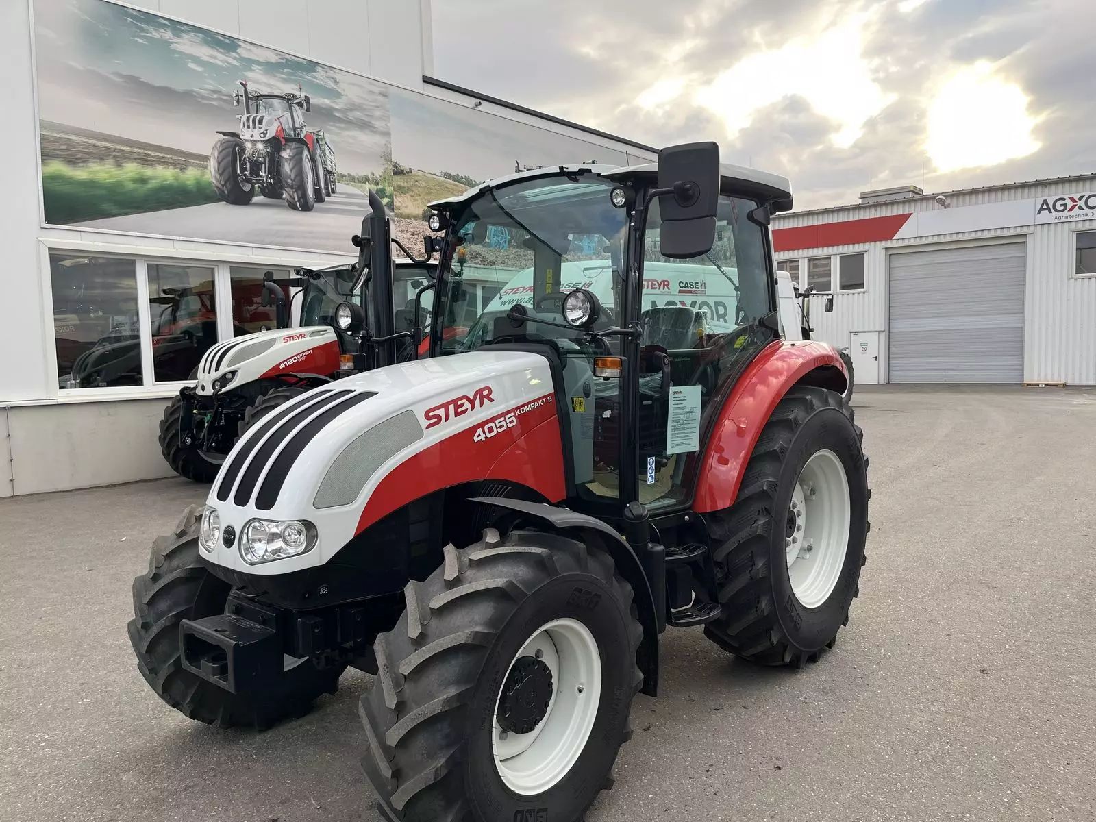 E-FARM: Steyr Kompakt 4055 S - Traktor - id UEC5FCQ - 43.000 € - Baujahr: 2022 - Abgelesene Motorstunden: 30,Motorleistung (PS): 55,Österreich