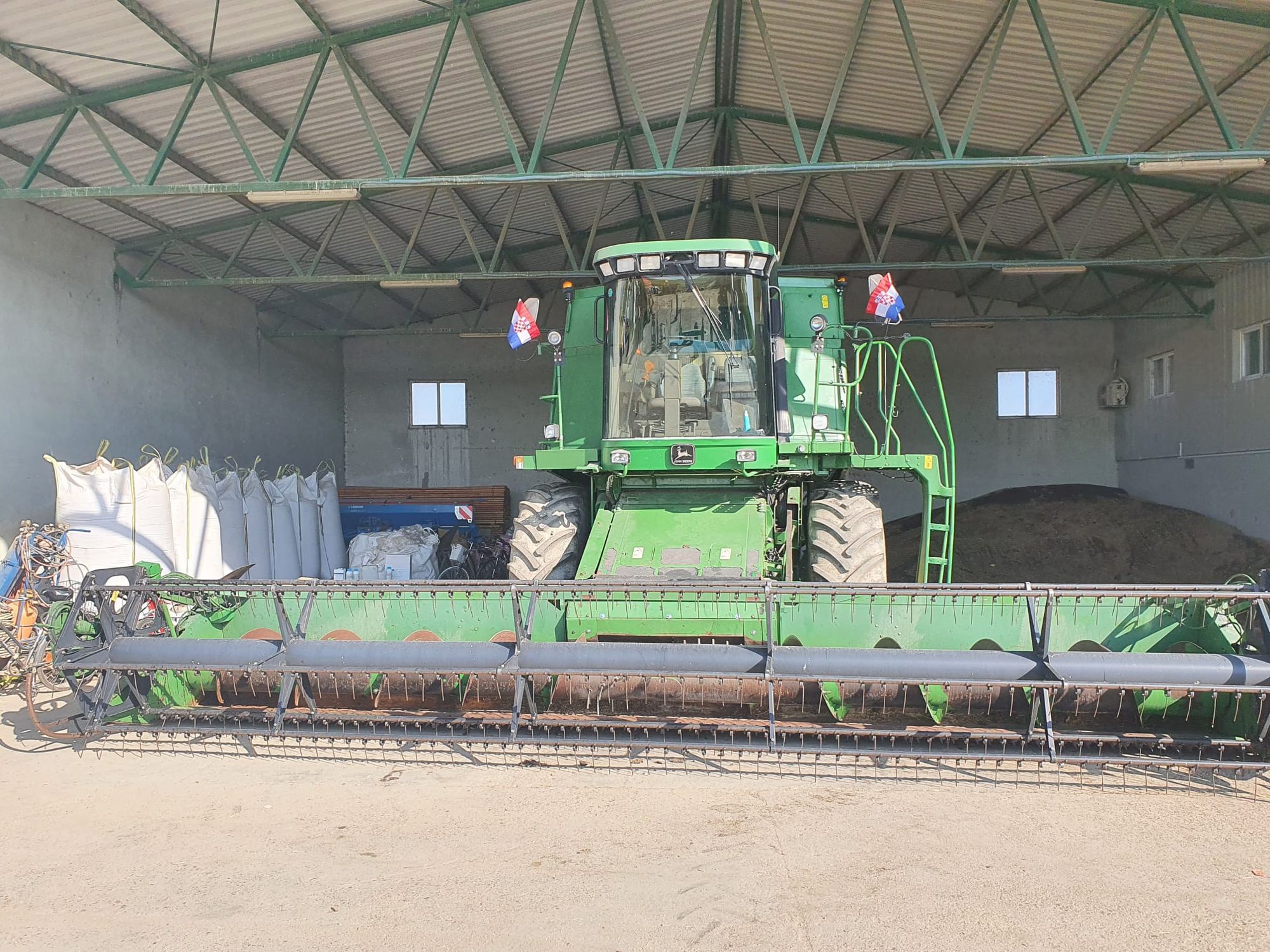 E-FARM: John Deere CTS - Moissoneuse-batteuse - id HEDJMTP - 40 000 € - Année: 2000 - Lecture du nombre d'heure: 5 700,Croatie