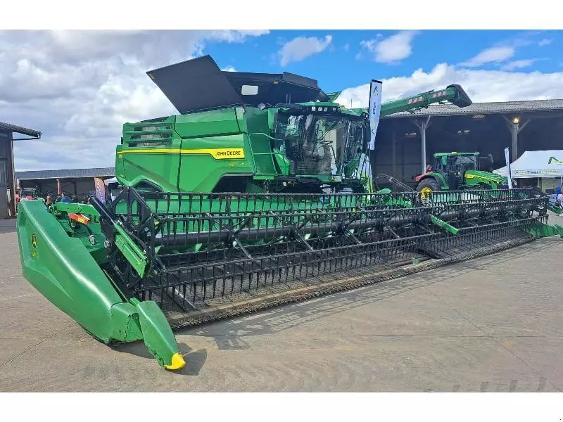 E-FARM: John Deere X9 1100 - Cosechadora - id BHBRRP8 - Año: 2023 - Francia