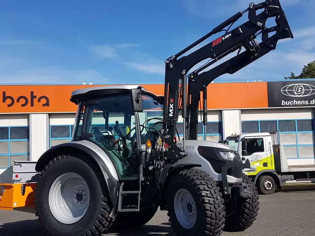 E-FARM: Kubota M4073 - Traktor - id 91DKSNY - 46.600 € - Baujahr: 2024 - Abgelesene Motorstunden: 1,Motorleistung (PS): 74,Deutschland
