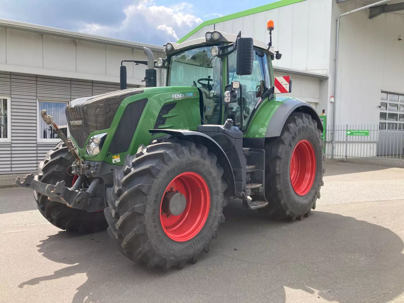 E-FARM: Fendt 828 Vario - Tractor - id RQYGNXG - €109,000 - Year of construction: 2020 - Engine hours: 5,800,Engine power (HP): 287,Germany