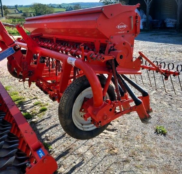 E-FARM: Kuhn bsv6 - Drill - id UXL81PB - €3,495 - Year of construction: 1998 - France