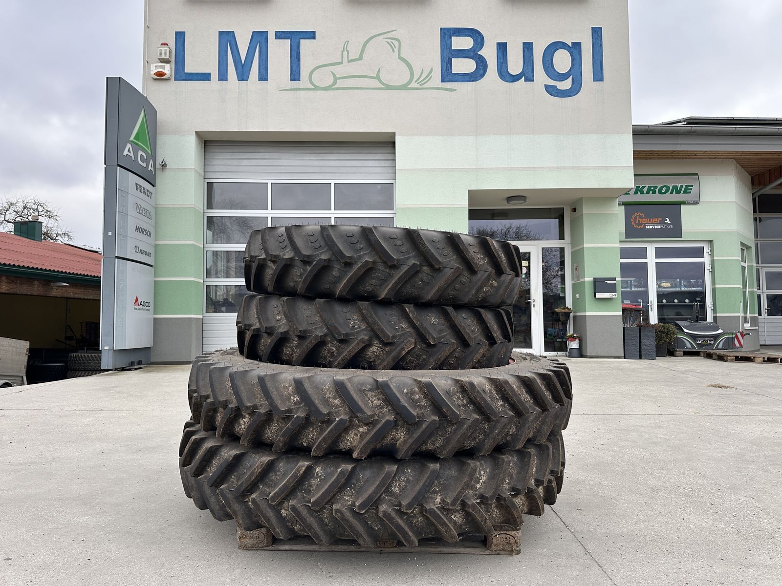 BKT 320/85r36 u. 320/90r54 Wheel and track €6,600