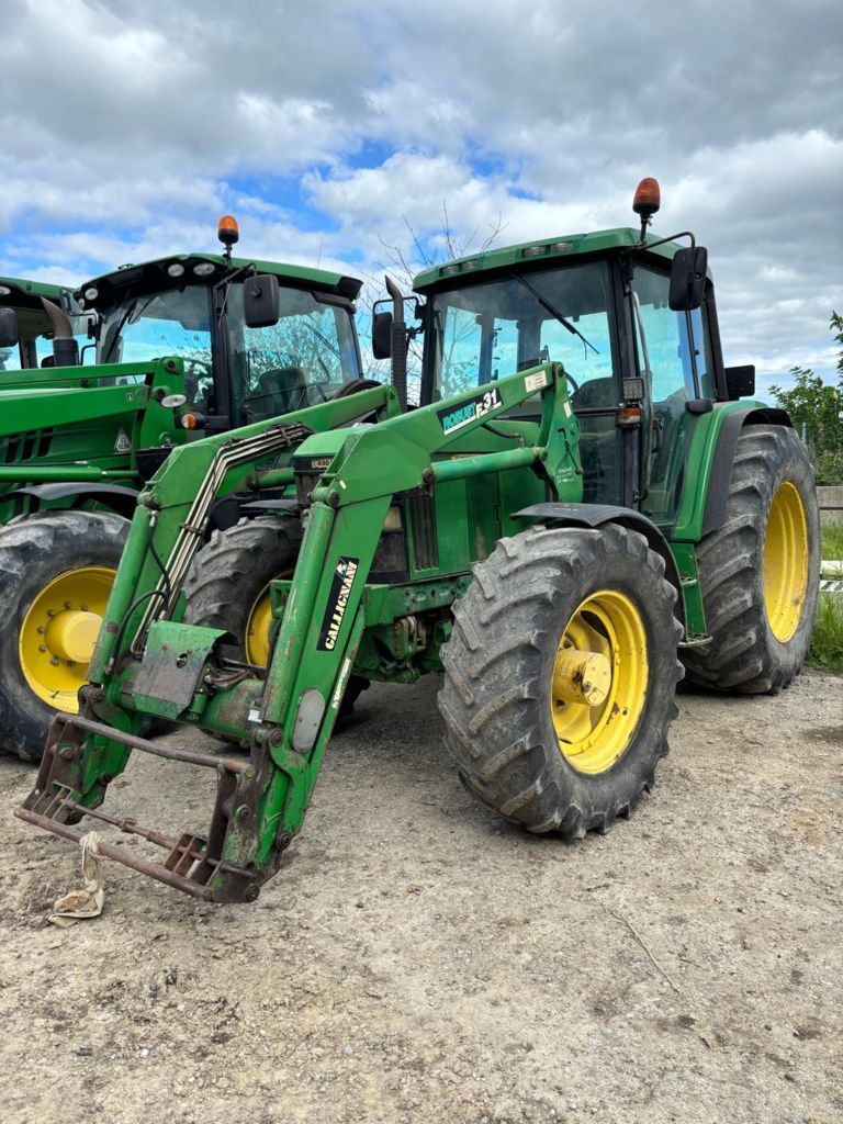 E-FARM: John Deere 6310 - Traktor - id HTSAY8W - Gyártási év: 2002 - Üzemóra (motor): 12 500,Motor teljesítménye (LE): 100,Olaszország