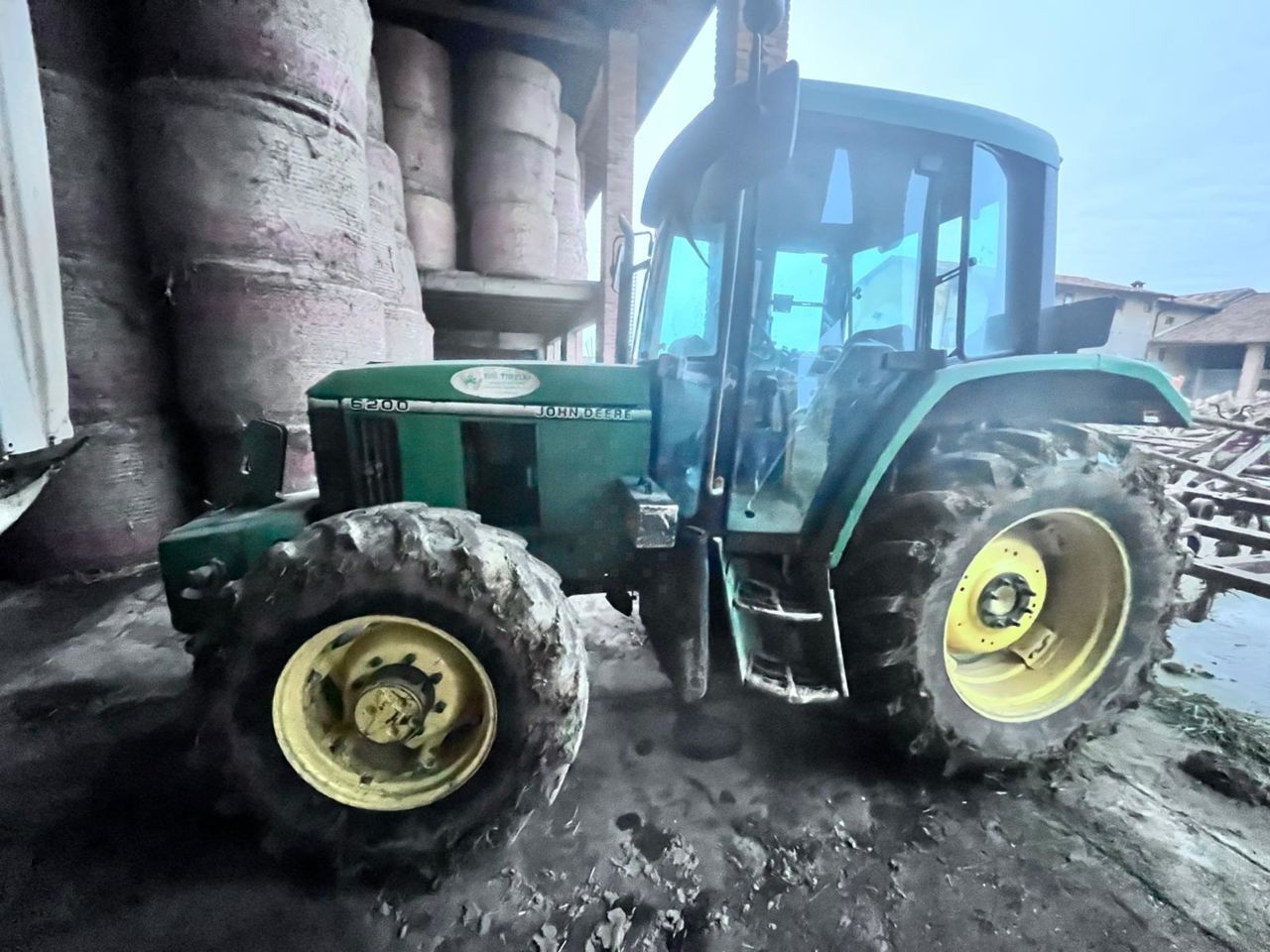 E-FARM: John Deere 6200 - Tractor - id AUBMHEJ - €13,000 - Year of construction: 1995 - Engine hours: 17,000,Engine power (HP): 84,Italy