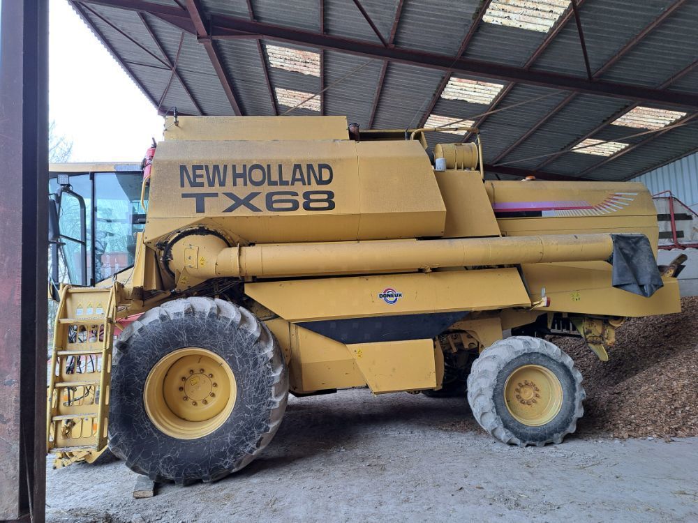E-FARM: New Holland TX 68 - Moissoneuse-batteuse - id P1I7UQY - 32 000 € - Année: 1998 - Lecture du nombre d'heure: 4 100,France