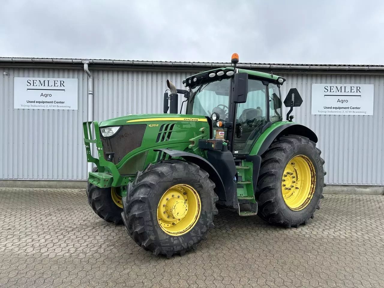 E-FARM: John Deere 6215 R - Tractor - id BTBACCD - Year of construction: 2017 - Engine hours: 6,977,Engine power (HP): 215,Denmark