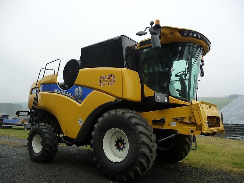 New Holland CH 7.70 Combine harvester