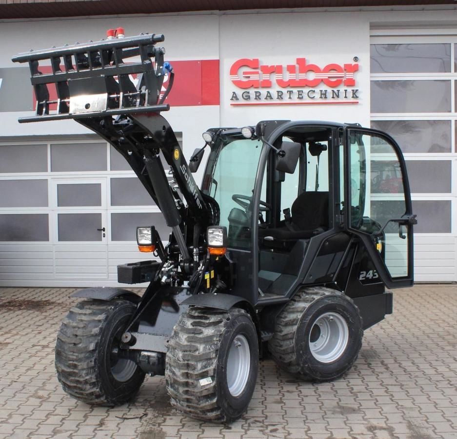 Schäffer 2430 kabine black edition mini_loader 45 000 €